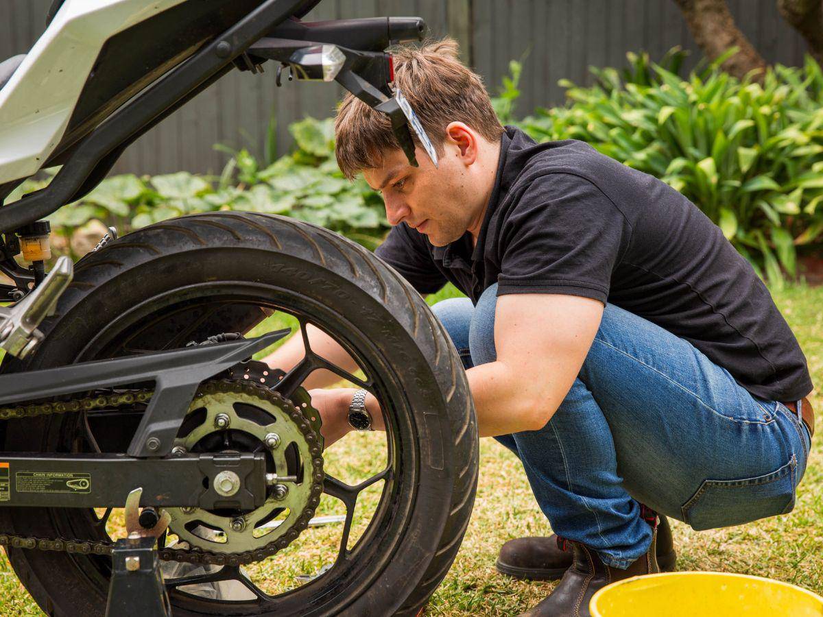 $!Una cadena bien lubricada reduce la fricción, minimizando el desgaste de los eslabones y piñones.