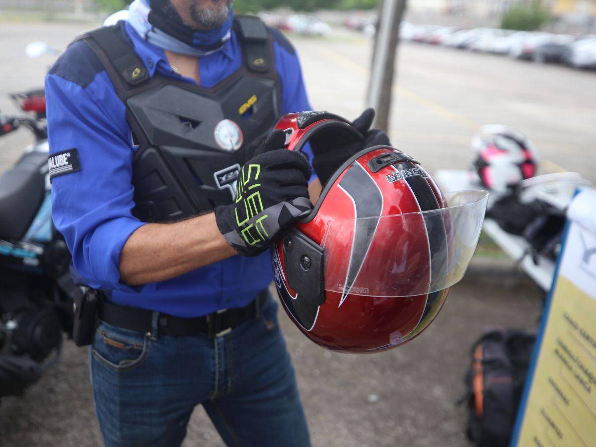 $!Un casco de bajo precio no garantiza protección a la cabeza, pues estos se doblan con facilidad, reflejando lo frágiles que son.