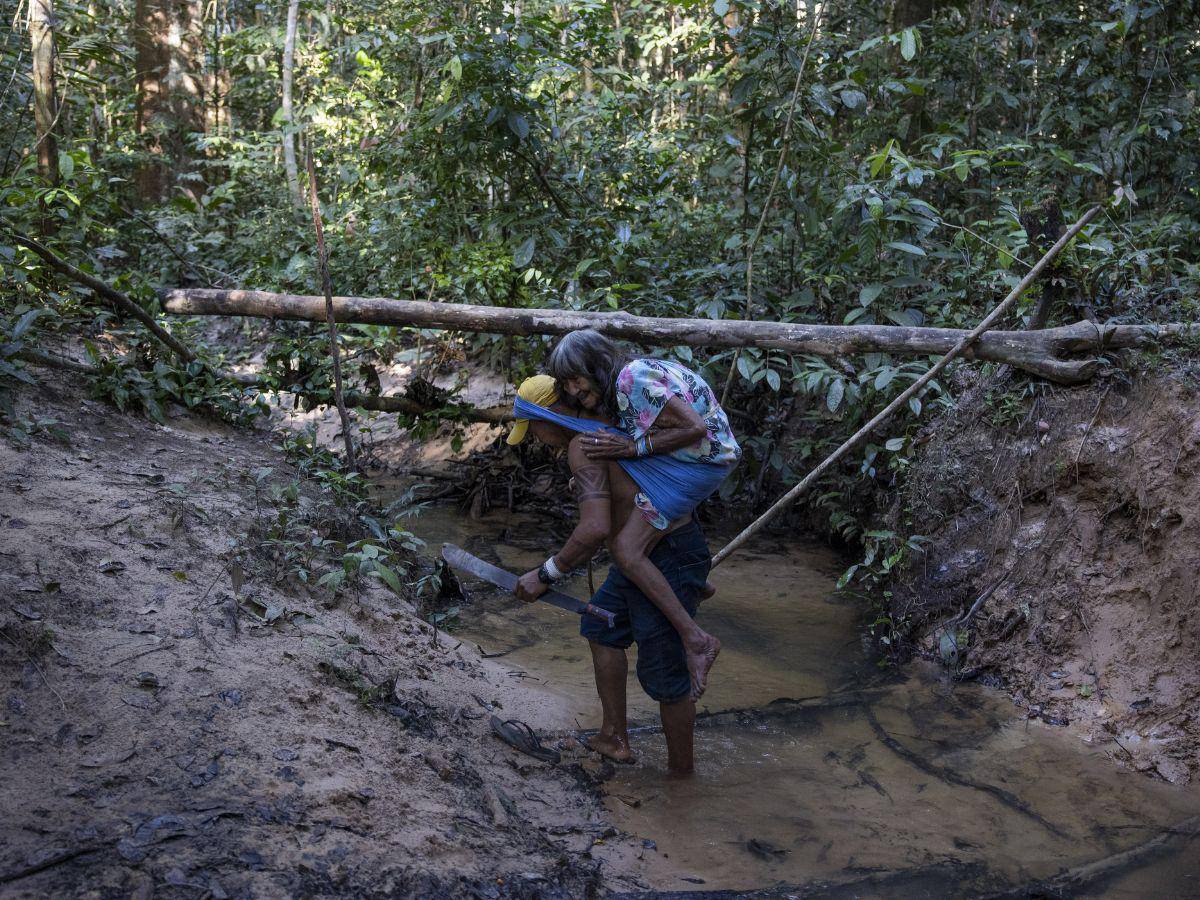 $!El hijo de Varî Vãti, Tama Txano Marubo, cargó a su madre más de 20 kilómetros por el bosque este año. (Victor Moriyama para The New York Times)