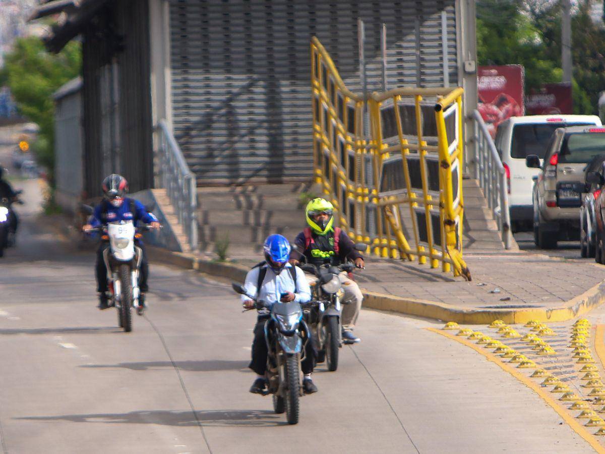 $!Los motociclistas conducen hasta viendo el celular enmedio de las vías.