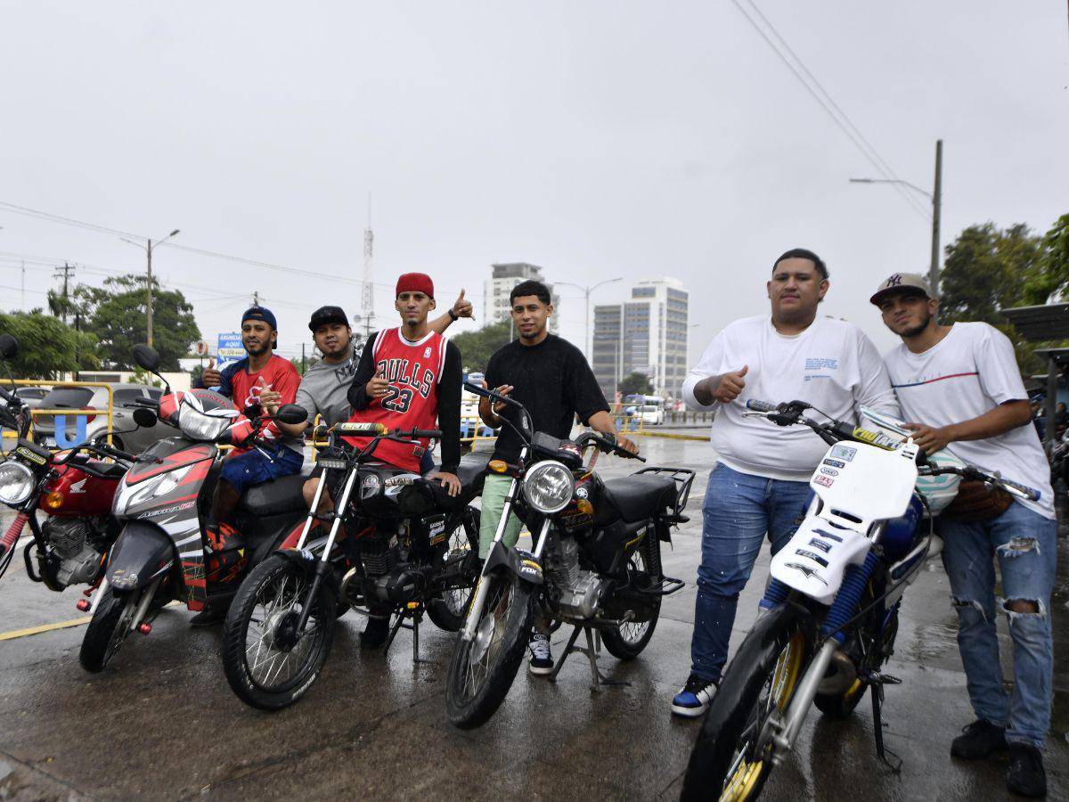 $!Junto a sus motocicletas, “Tano” y su familia stunt, decidieron hablar y defender su percepción sobre este deporte, dejando claro que no son delincuentes.