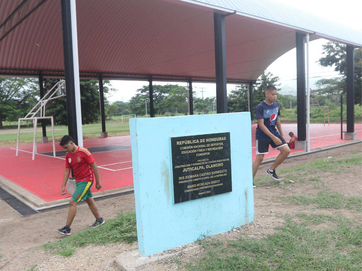 $!Solo esta placa valorada en cerca de 34,000 lempiras ya se ve deteriorada en Juticalpa, Olancho, y la empresa encargada de la construcción no ha regresado al proyecto.