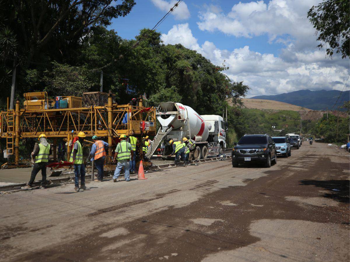 $!Hay carreteras principales donde se trabaja intensamente, como en la salida a Olancho, donde hay fuerte actividad de construcción.