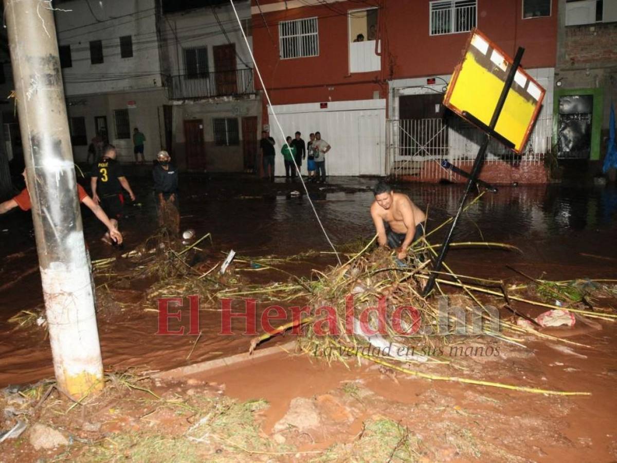 Al menos 600 damnificados y 100 viviendas inundadas dejó una hora de lluvias en la capital