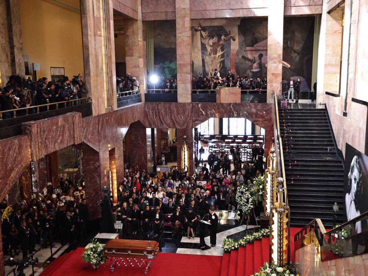 Así fue el emotivo homenaje a Silvia Pinal en el Palacio de Bellas Artes