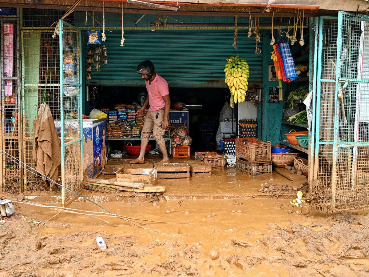 Severas inundaciones han dejado con el lodo hasta la rodilla a las personas.