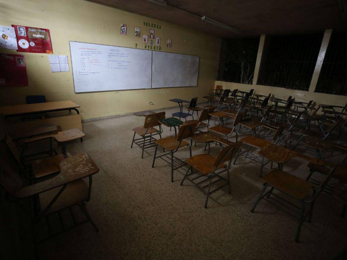 La falta de iluminación en las aulas de los centros educativos con jornada nocturna es uno de los principales problemas, aseguran directores. Piden una verdadera intervención para mejorar las evidentes falencias.