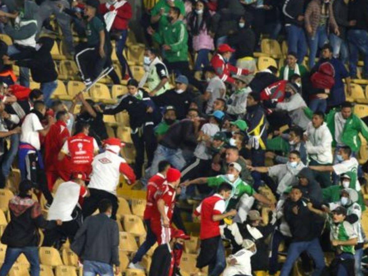 Enfrentamiento entre hinchas en estadio de fútbol deja un muerto en Colombia