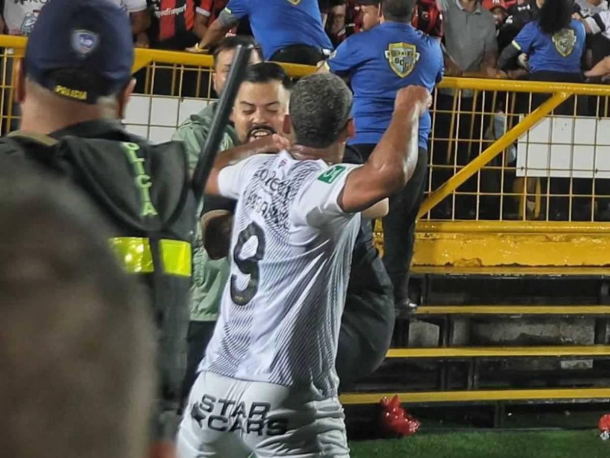 ¡Puñetazos! Tremendo zafarrancho que se armó en final Alajuelense ante Herediano