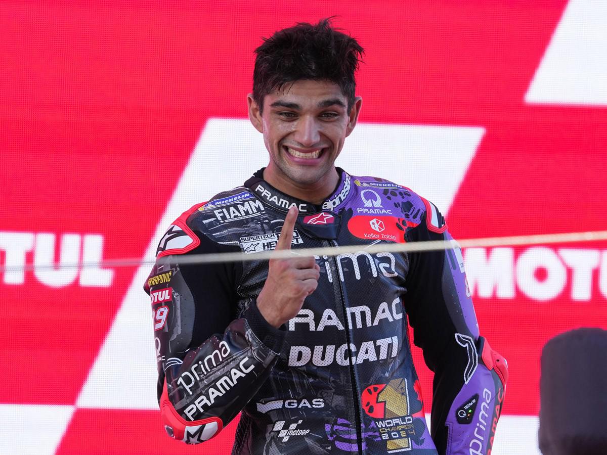 Jorge Martín se corona campeón del mundo de MotoGP y así lo celebra