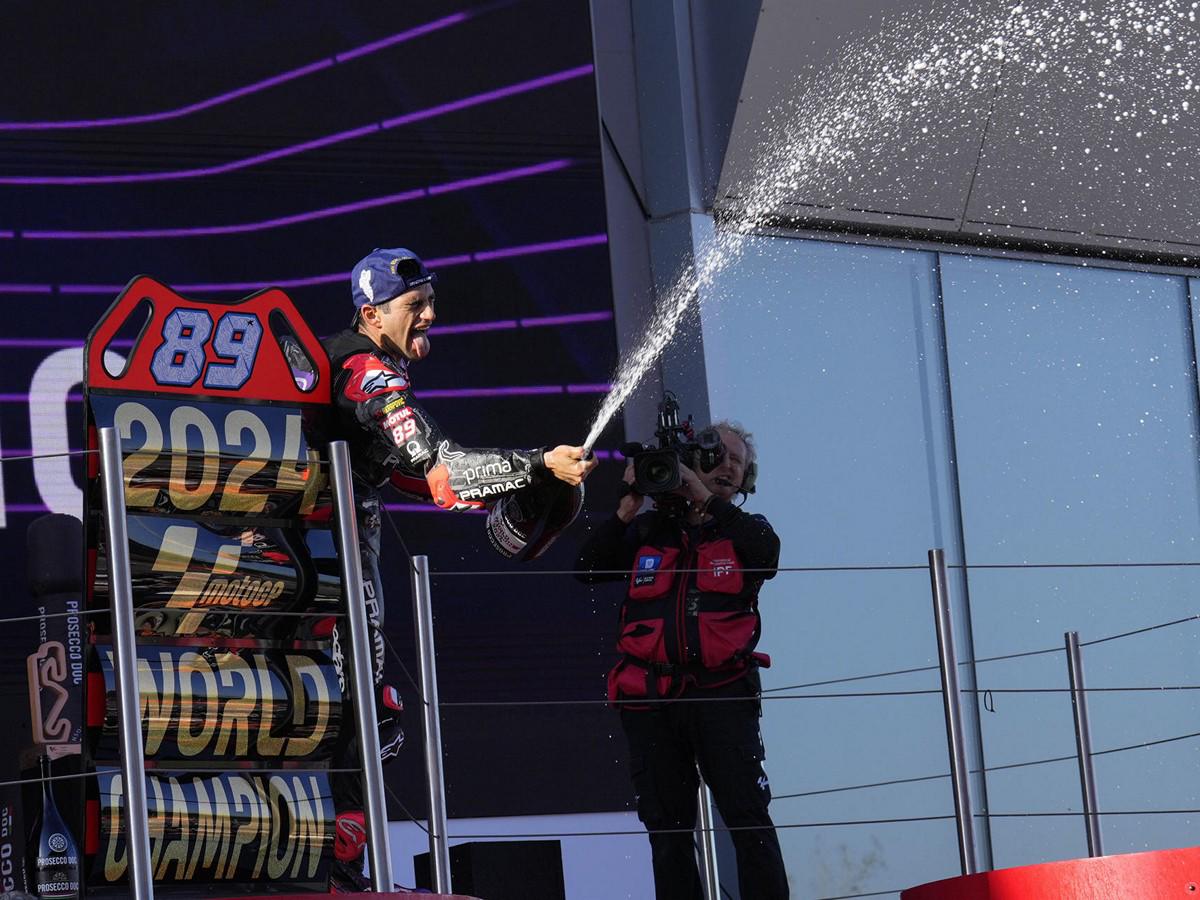 Jorge Martín se corona campeón del mundo de MotoGP y así lo celebra