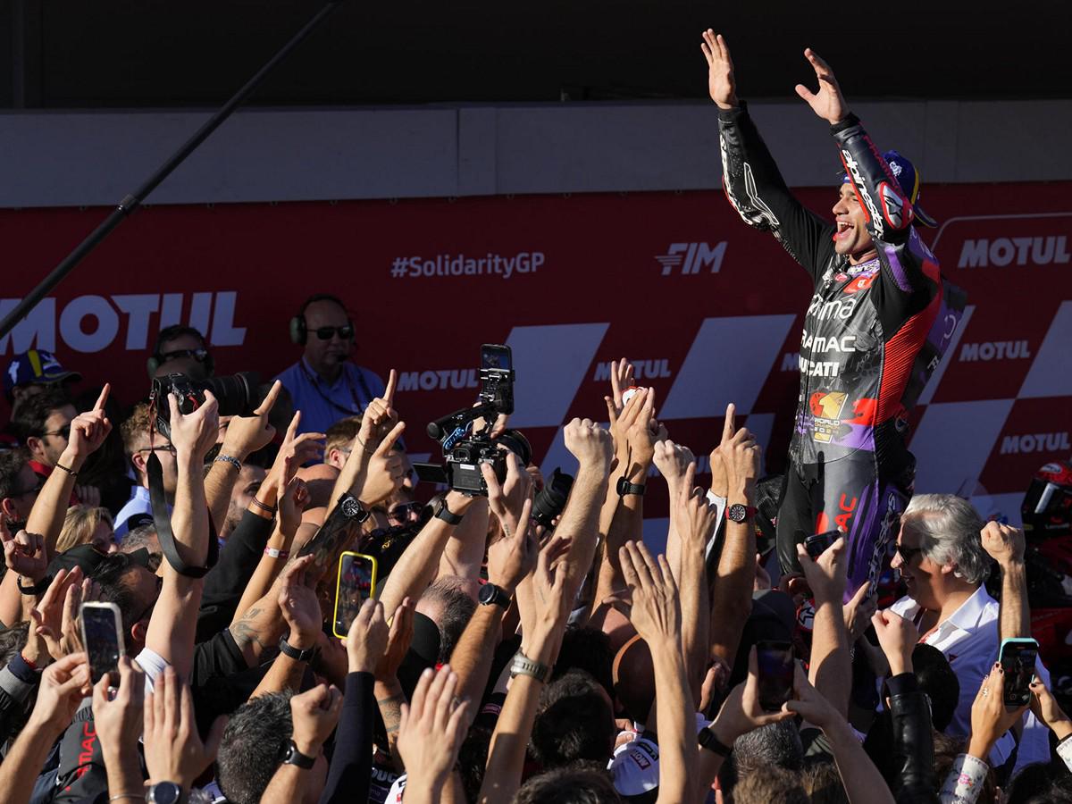 Jorge Martín se corona campeón del mundo de MotoGP y así lo celebra