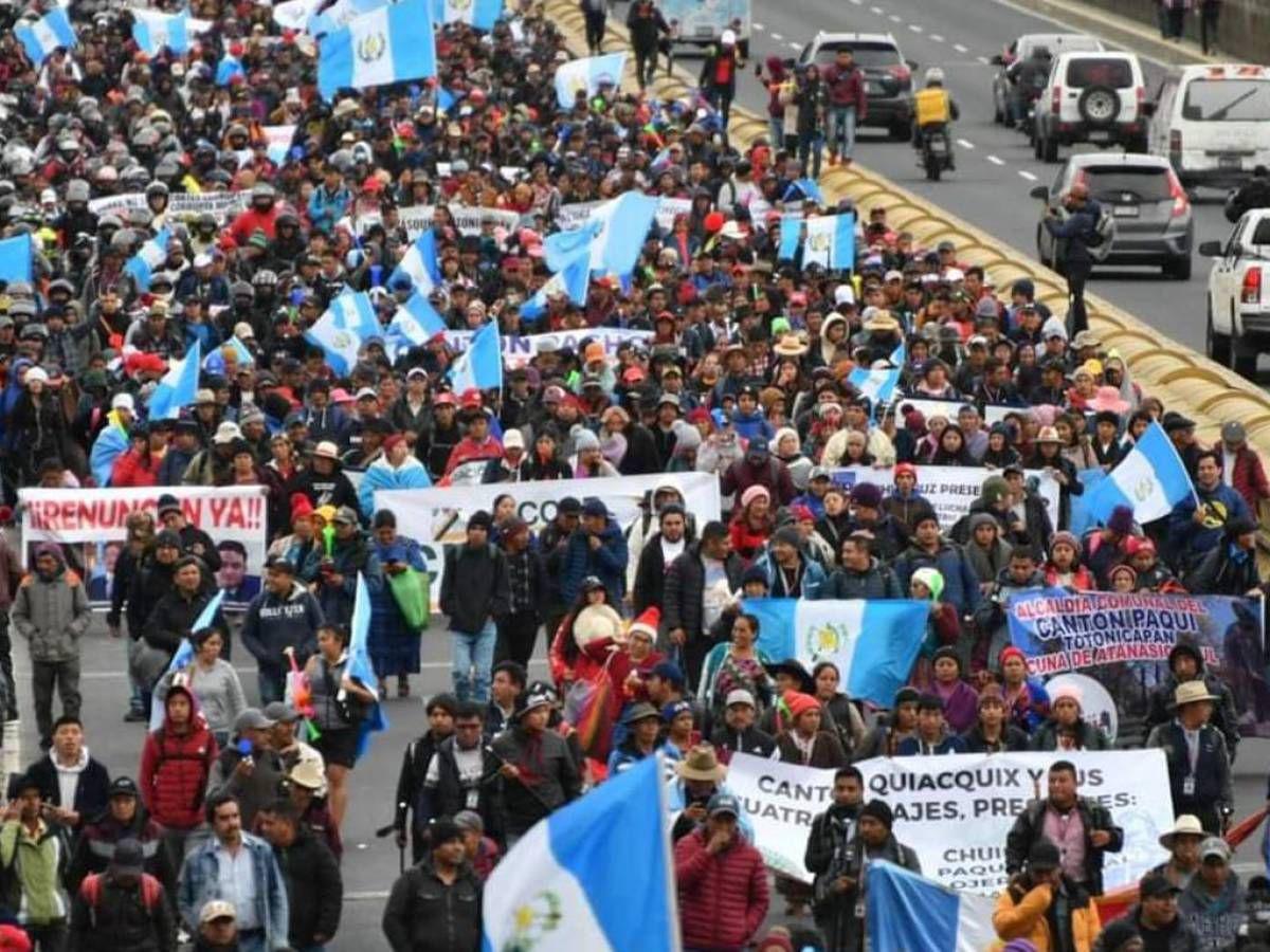 Guatemaltecos protestan en las calles y piden renuncia de fiscal general