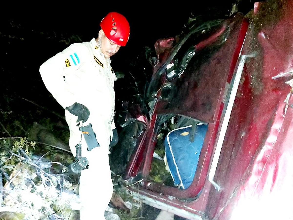 Elementos del cuerpo de Bomberos trataban desde temprano liberar los cuerpos.