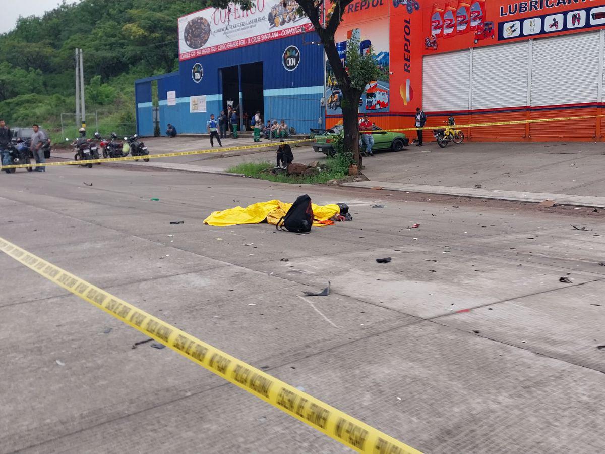 El cuerpo del joven quedó tendido en la calle tras el accidente vial.