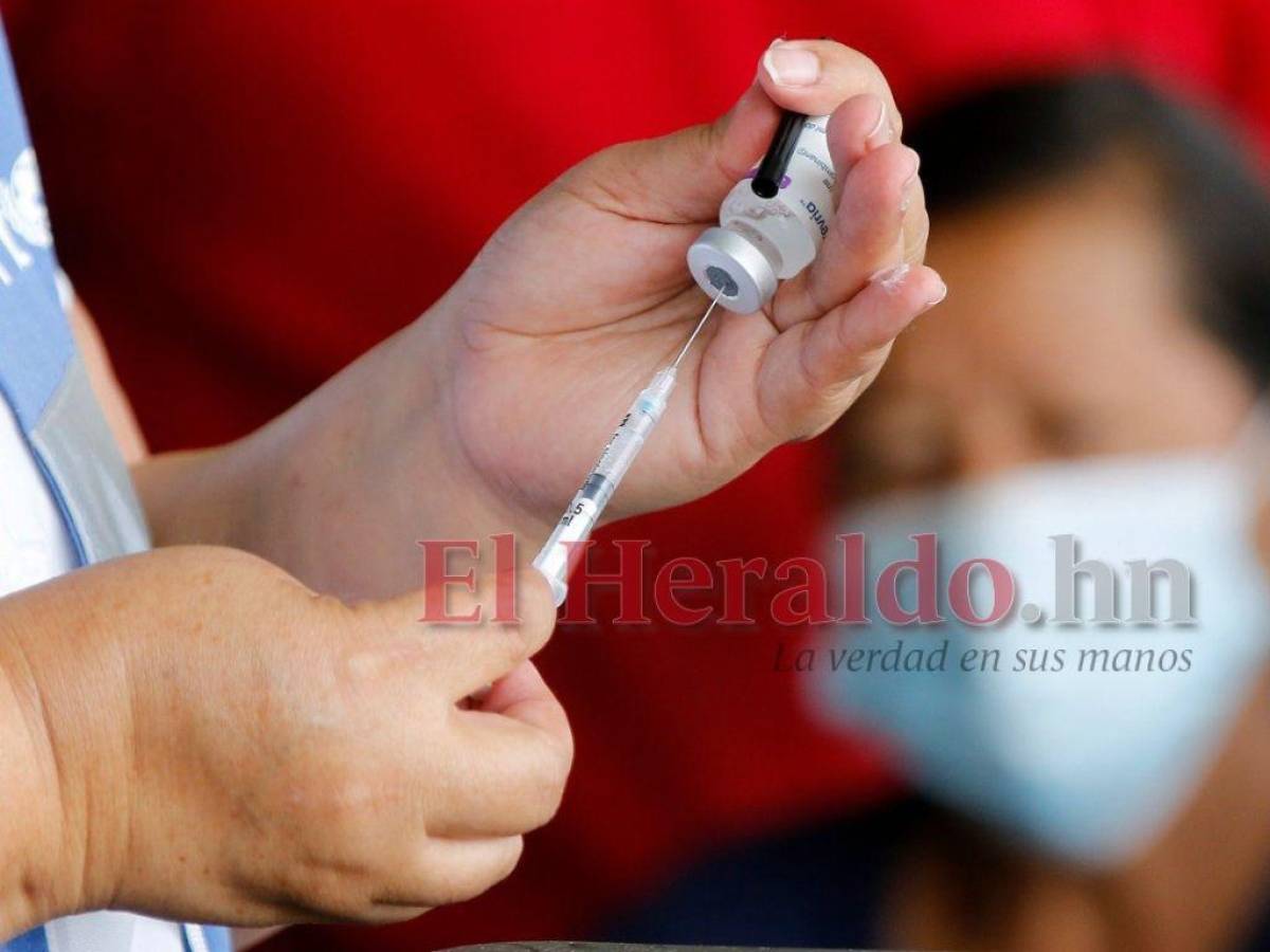 Ministro de Salud anuncia aplicación de cuarta dosis a adultos mayores después de Semana Santa