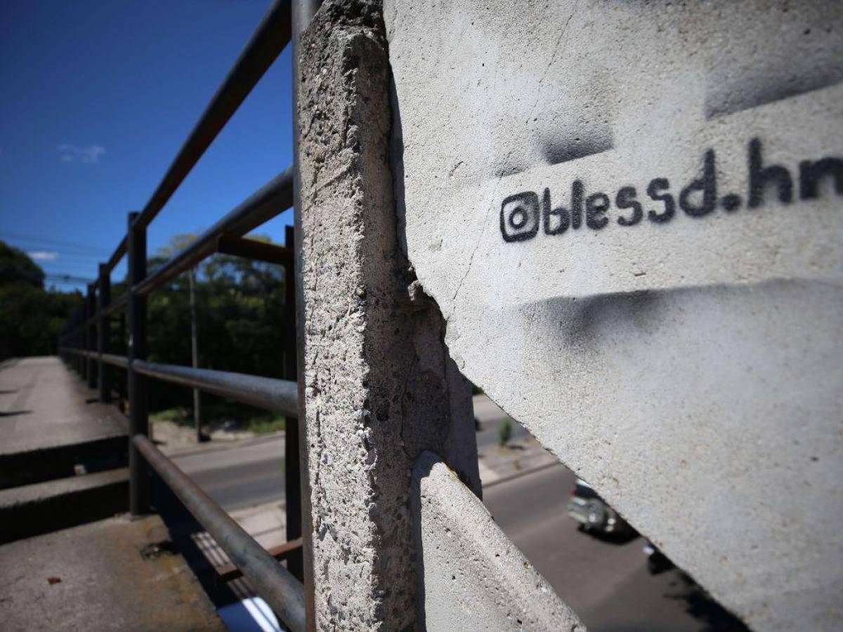 En el puente peatonal del bulevar FF AA a la altura del Instituto Central se necesita una intervención. Los peatones aseguran que en cualquier momento se puede ocurrir una tragedia.