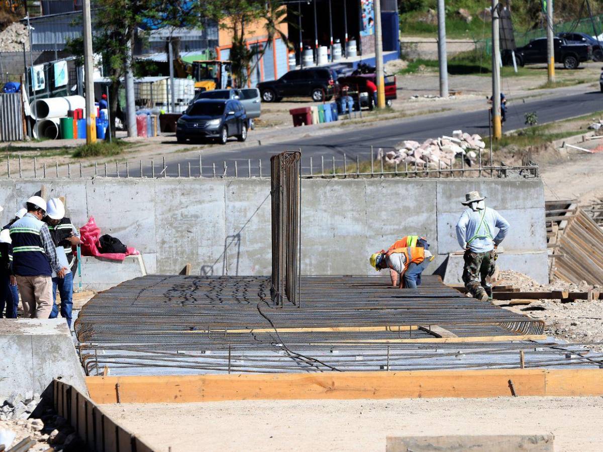 Así avanzan los trabajos de construcción de los puentes aéreos en Mateo