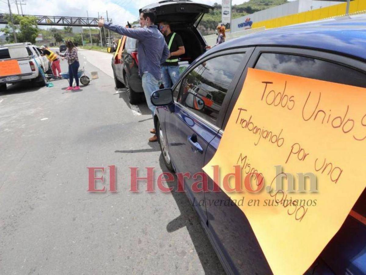 “Todos unidos trabajando por una buena causa”, dice el cartel que pegó el voluntario en su vehículo.