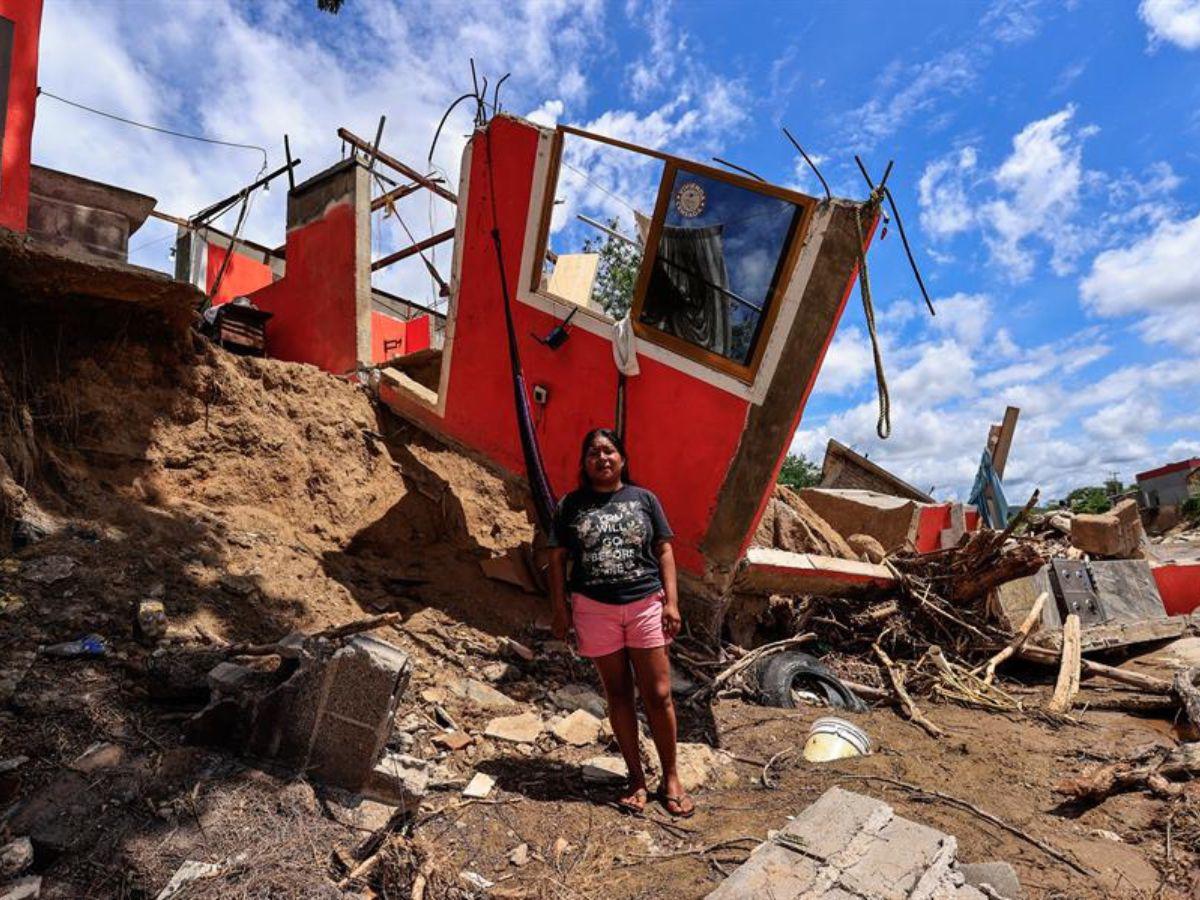 Lluvias del huracán John derrumban casas y sueños de familias en Acapulco, México