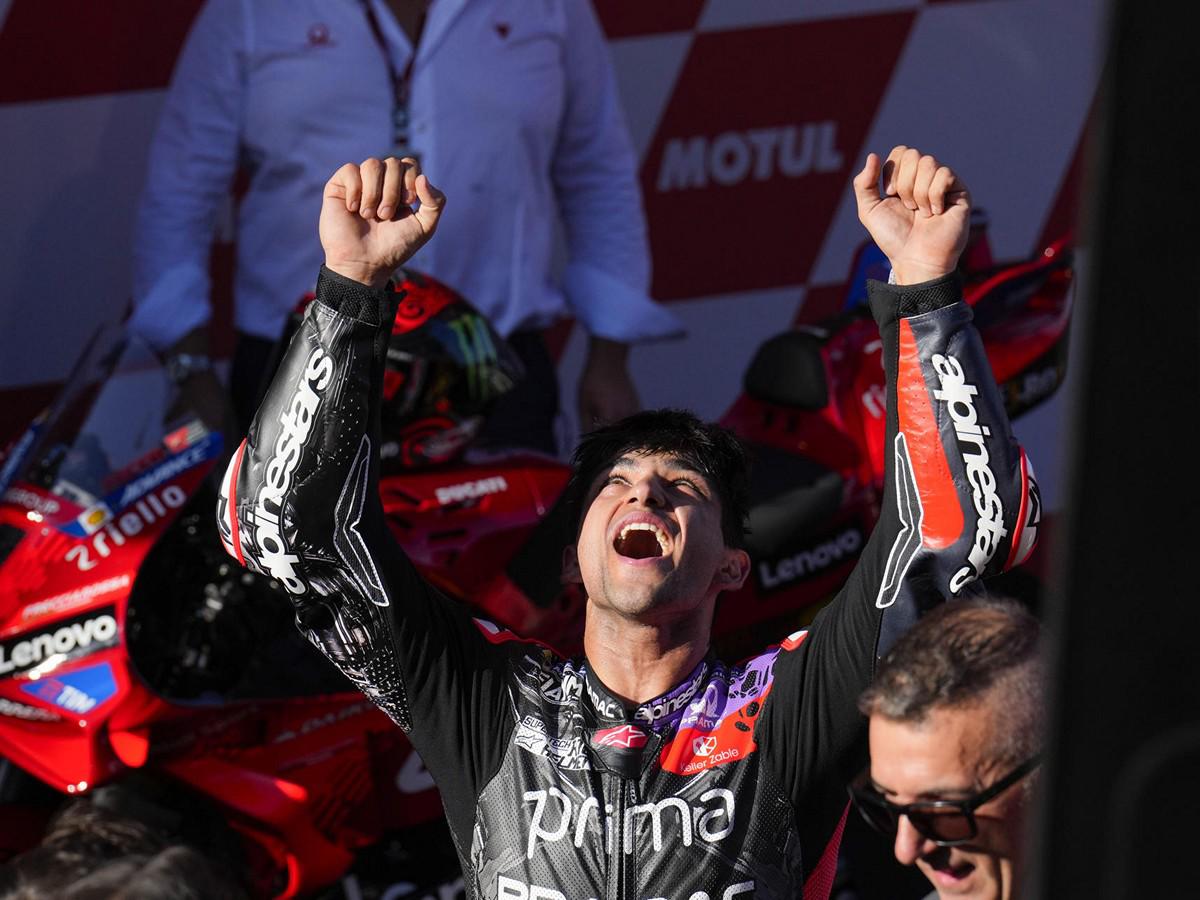 Jorge Martín se corona campeón del mundo de MotoGP y así lo celebra