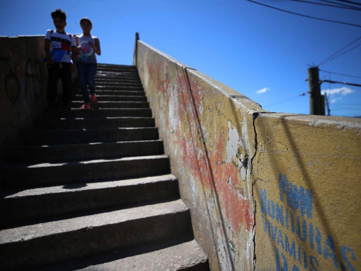 Menores de edad acostumbran a utilizar los puentes peatonales de la ciudad que evidencian su abandono con la débil infraestructura con la que actualmente cuentan.