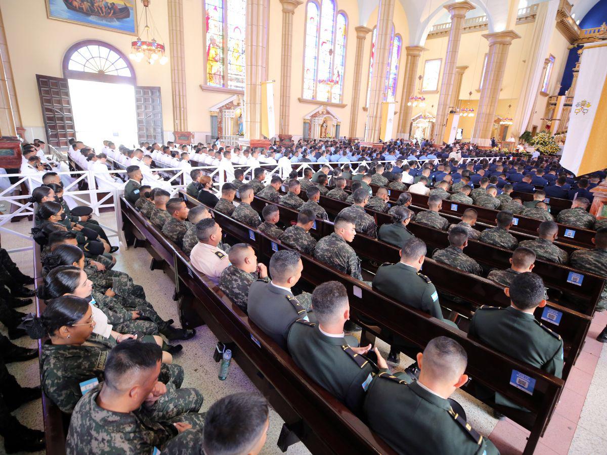 FF AA firmes y prestas al servicio de su capitana general, Virgen de Suyapa