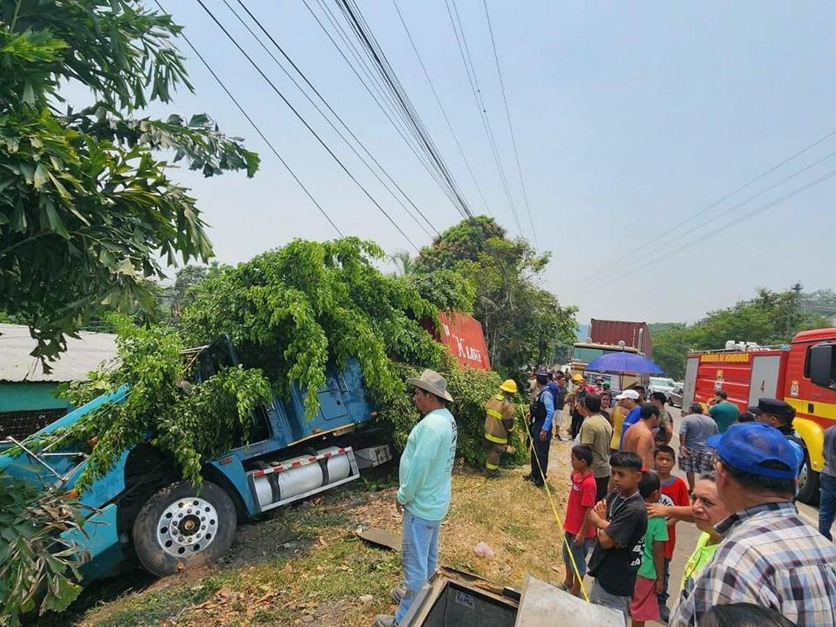 Cinco heridos, entre ellos una niña, tras despiste de rastra en carretera de Choloma