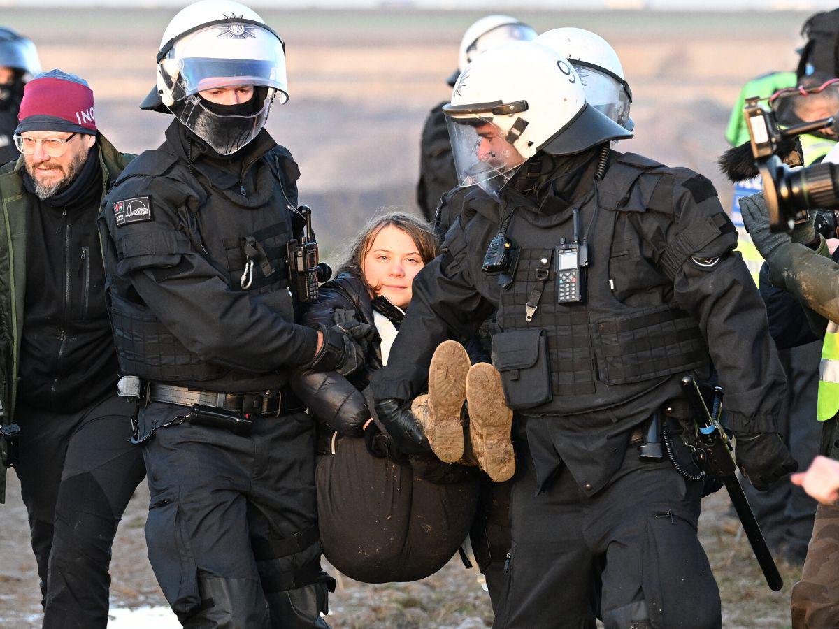 Detienen a Greta Thunberg en protesta contra mina de carbón en Alemania