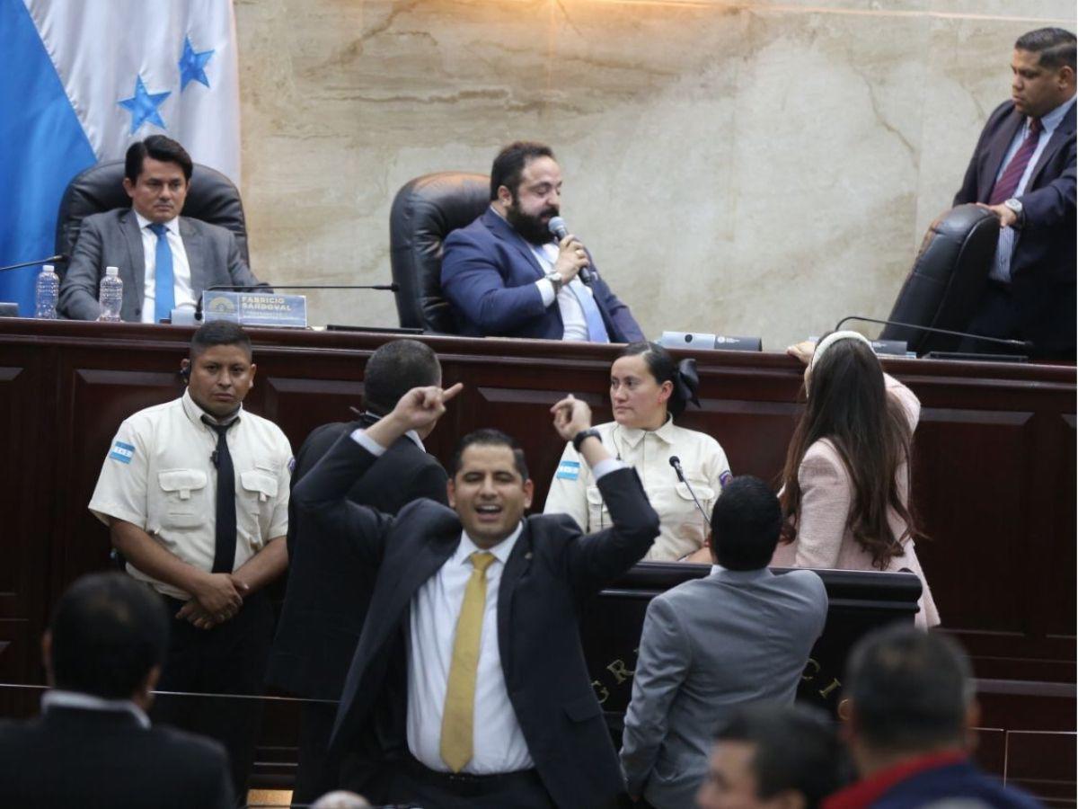 Redondo reparte a diputados bono de L50,000 para el Día de la Madre