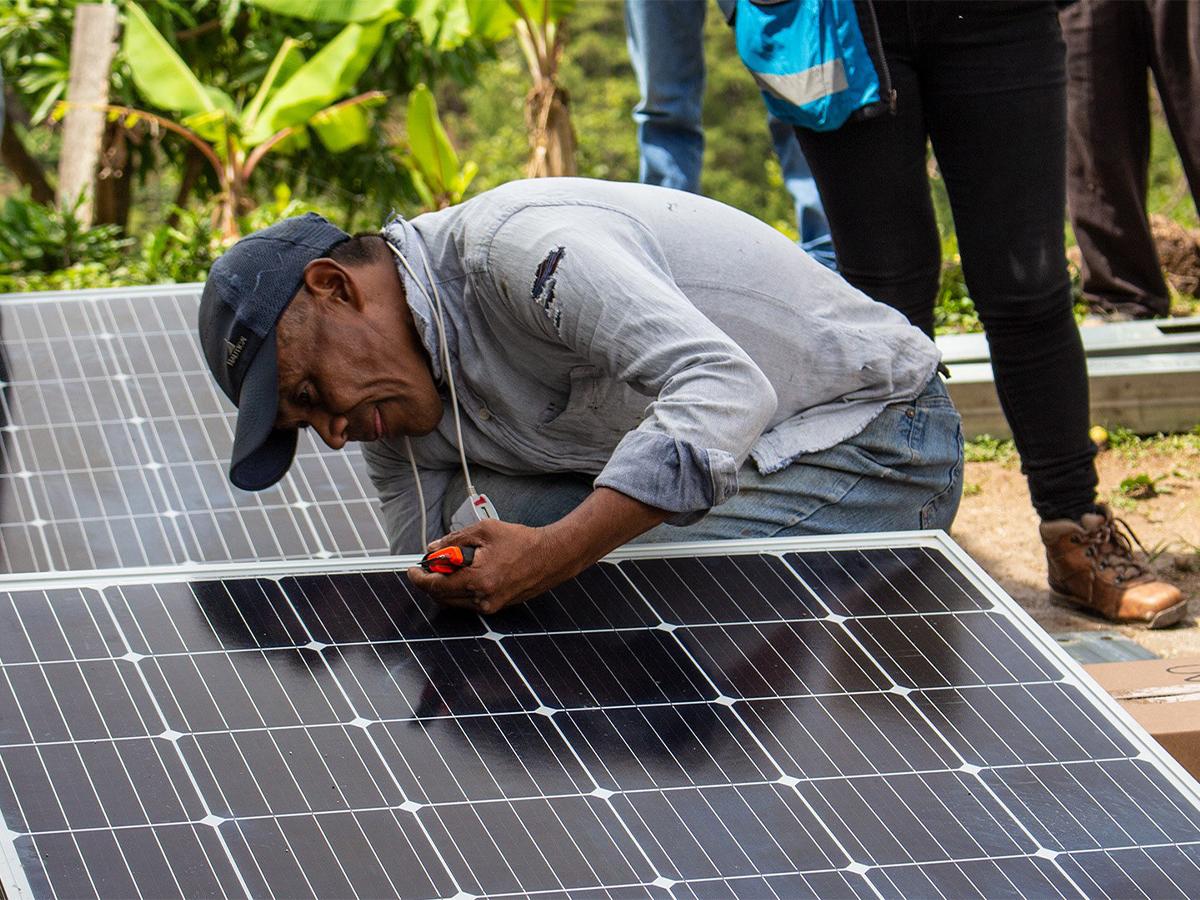 Cada hogar recibe un panel solar, un inversor de 500 watts, una batería, cuatro lámparas y un toma corriente.