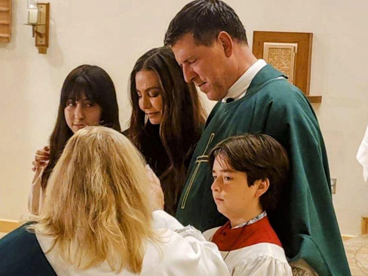 El padre Alberto junto a su esposa Ruhama y dos de sus hijos recibiendo la bendición.