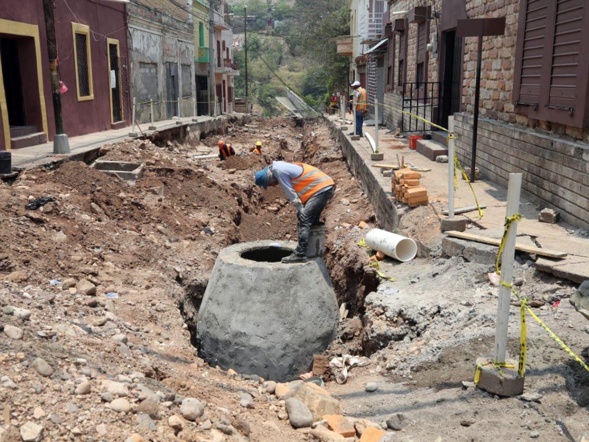 Los trabajos en la avenida Cervantes se ejecutan en dos fases e incluyen una remodelación total, cambio de tuberías y la apuesta de más acera que calle.