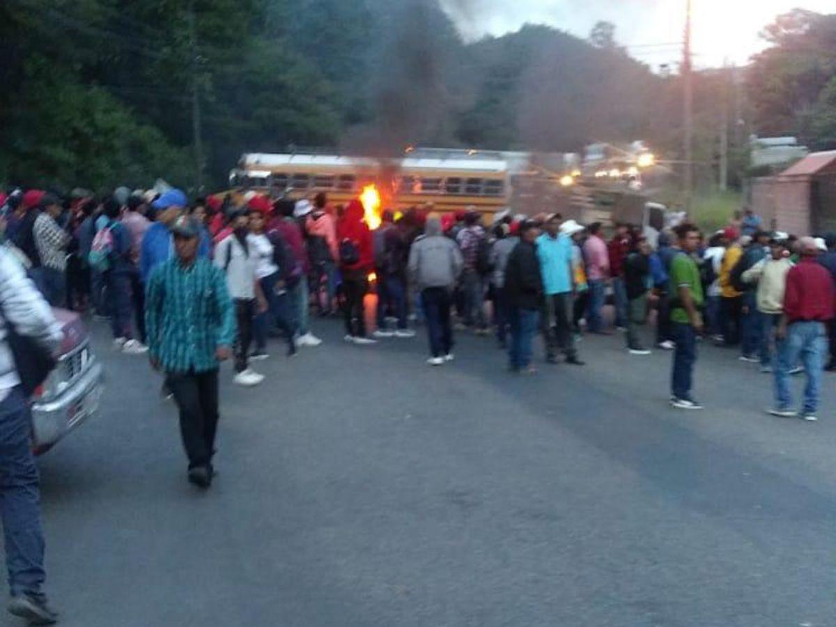 Pobladores de San Antonio de Flores se toman carretera a oriente exigiendo fallo de CSJ en elección de alcalde