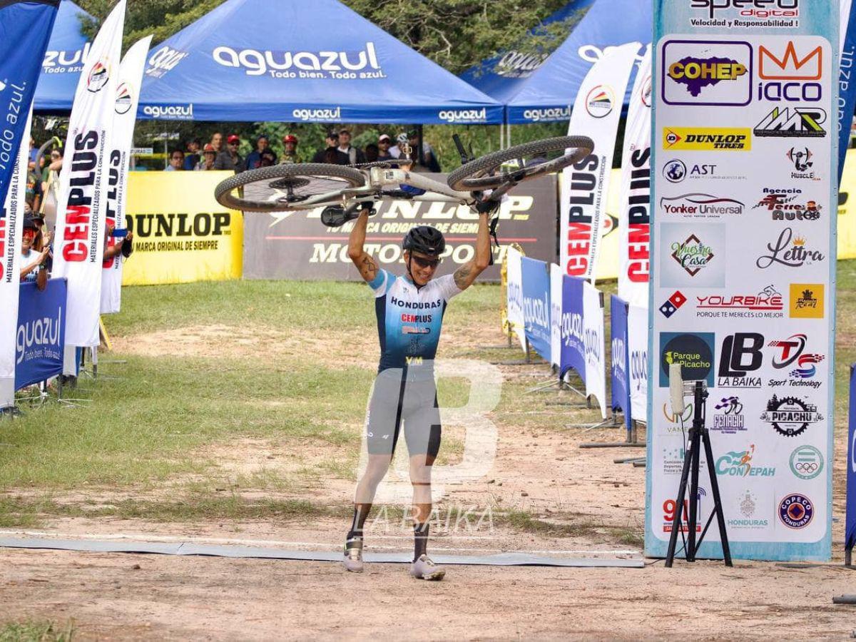 Así celebró el hondureño tras haber cruzado la meta en el primer lugar.