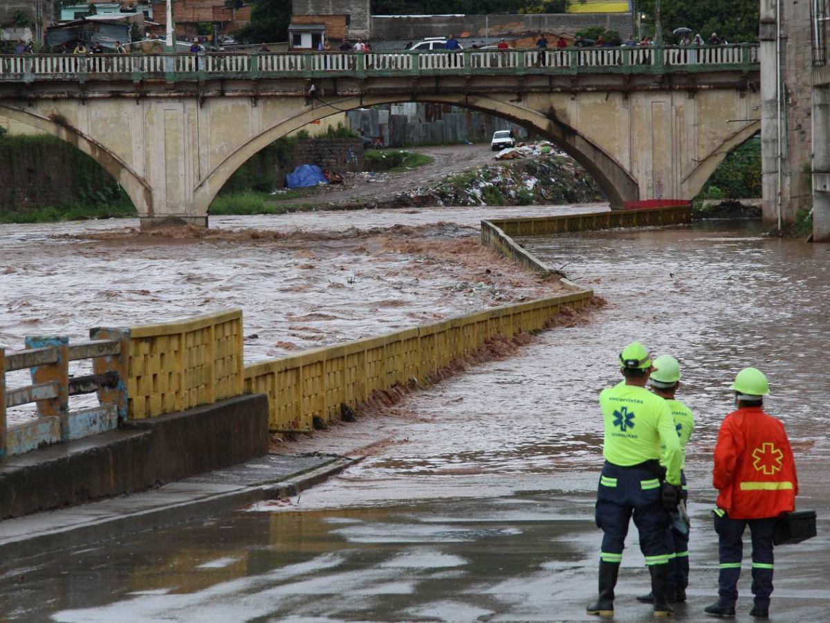 Evacuan a vendedores del mercado Primera Avenida por crecida del río Choluteca