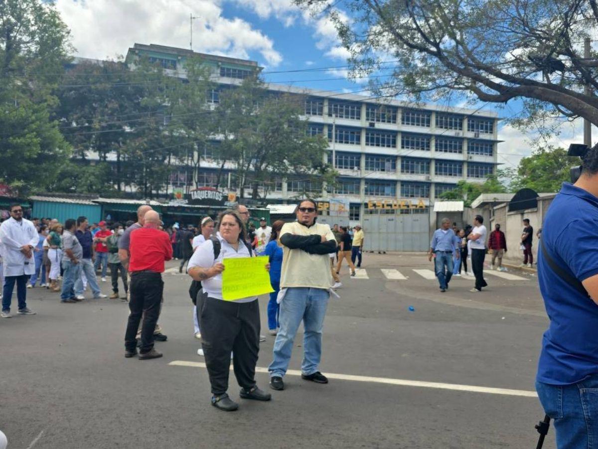 ¡Protestas! Con quema de llantas personal del Hospital Escuela en las calles