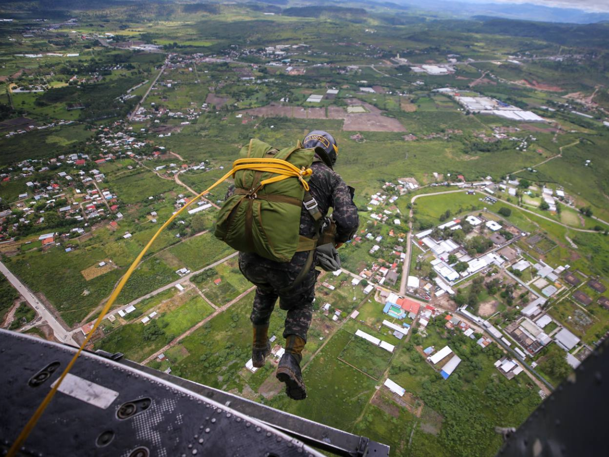 Paracaidistas de las FFAA honrarán a la patria desde los cielos del DC