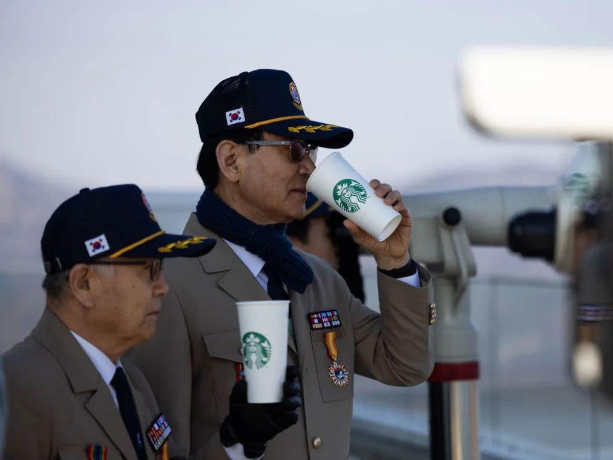 Starbucks desde su nueva cafetería en Corea del Sur ofrece un vistazo a la vida norcoreana