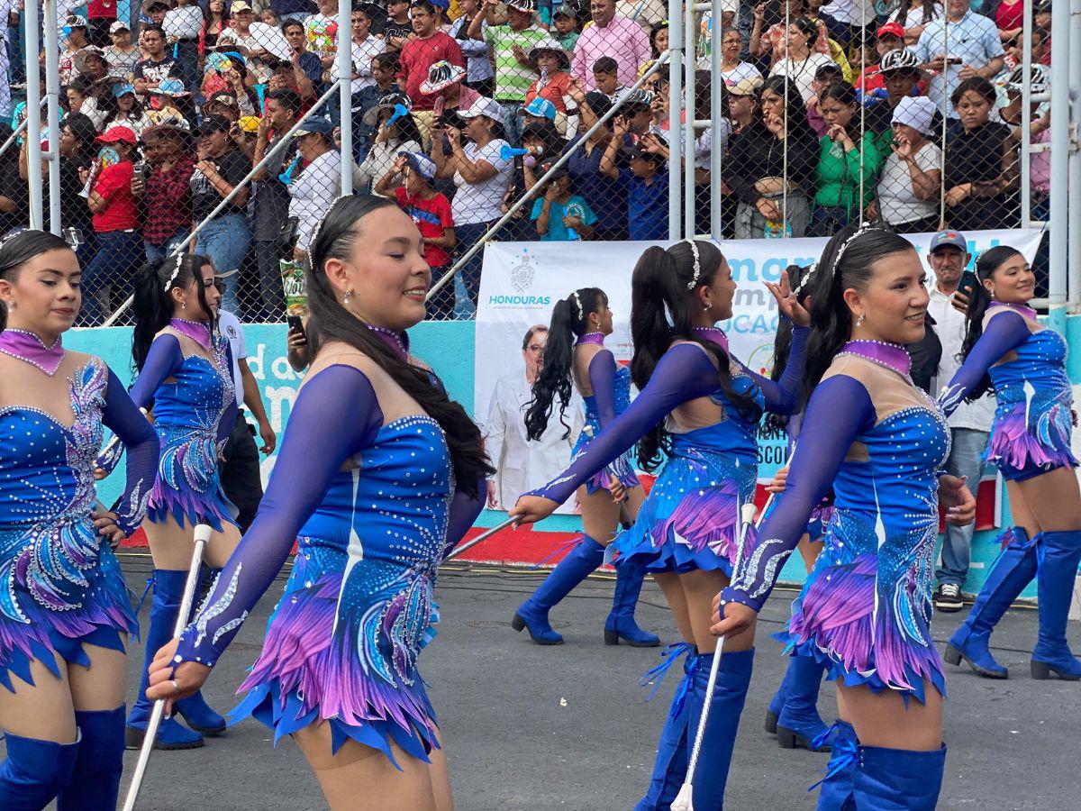 Bellas y radiantes: palillonas del Instituto Central se lucen en los desfiles patrios 2024