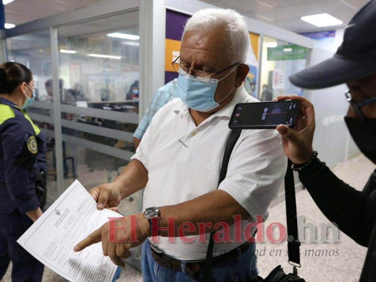 Orlando Hernández aguardó 45 minutos y no obtuvo una respuesta del porqué tiene dos semanas de esperar por la inspección, sigue sin iniciar con su empresa.