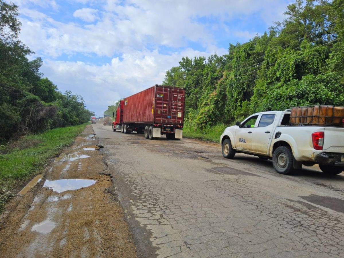 ¡Un peligro! Destrozada carretera hacia zonas turísticas de Atlántida y Colón