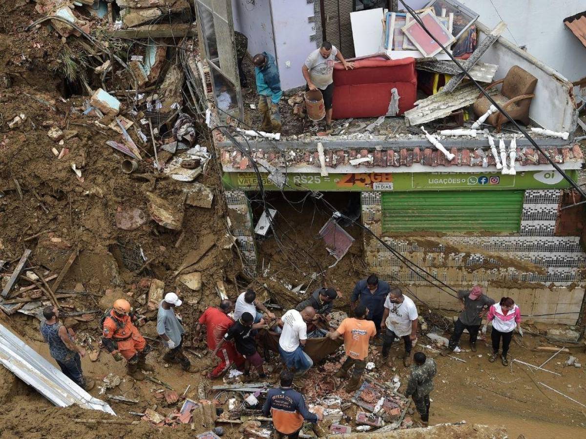 Lluvias torrenciales dejan al menos 80 muertos cerca de Rio de Janeiro, Brasil