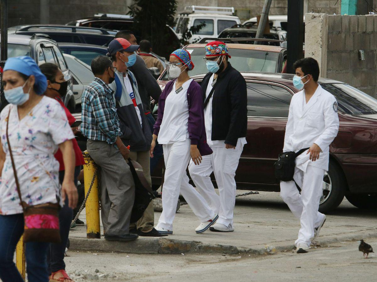 Colegio Médico denuncia despidos masivos por no ser de Libre