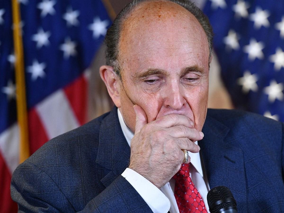 Demandan a Rudy Giuliani, exabogado de Trump, por acoso y agresión sexual