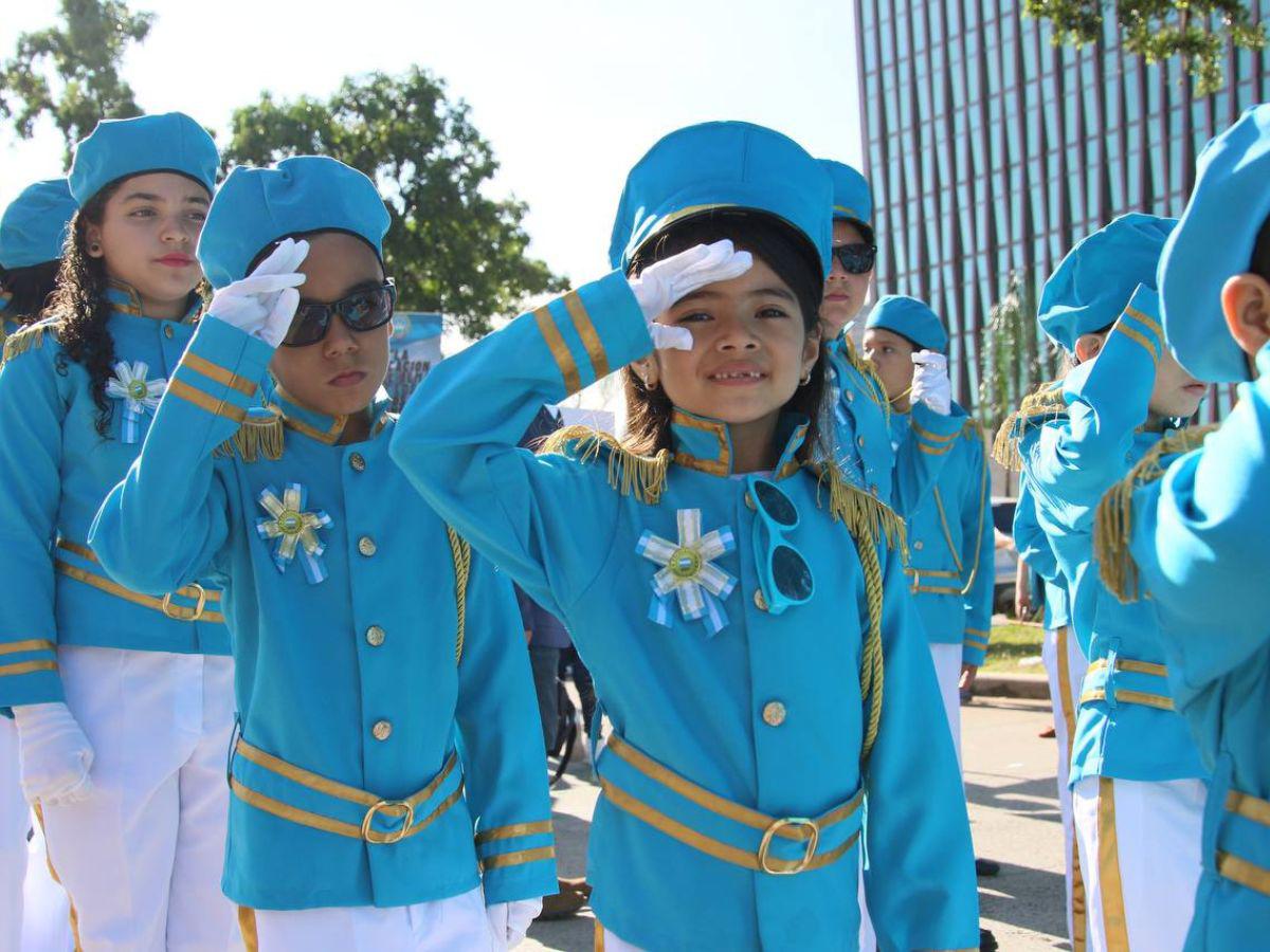 Las mejores imágenes que dejaron los desfiles de las escuelas en la capital