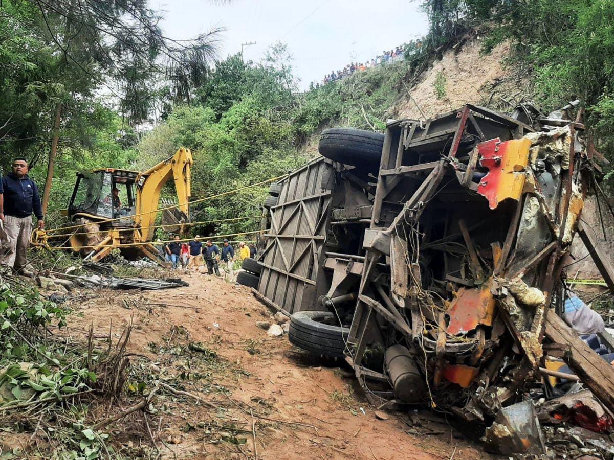 27 muertos y al menos 17 heridos tras caída de autobús a un barranco en México