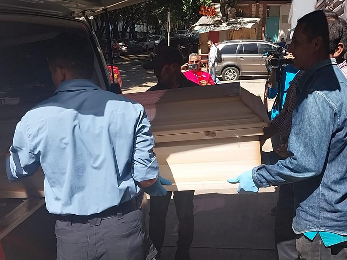 Momento en que el cadáver de la joven era reclamado por familiares en la morgue de Tegucigalpa.