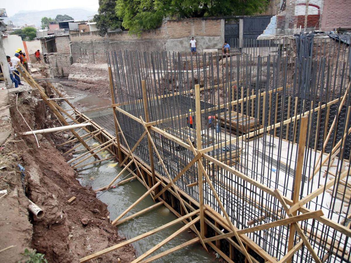 Los trabajos en el sector de Los Jucos se ejecutan específicamente en la quebrada La Orejona, afluente que desde hace décadas genera problemas de desbordamiento e inundaciones en las viviendas aledañas.