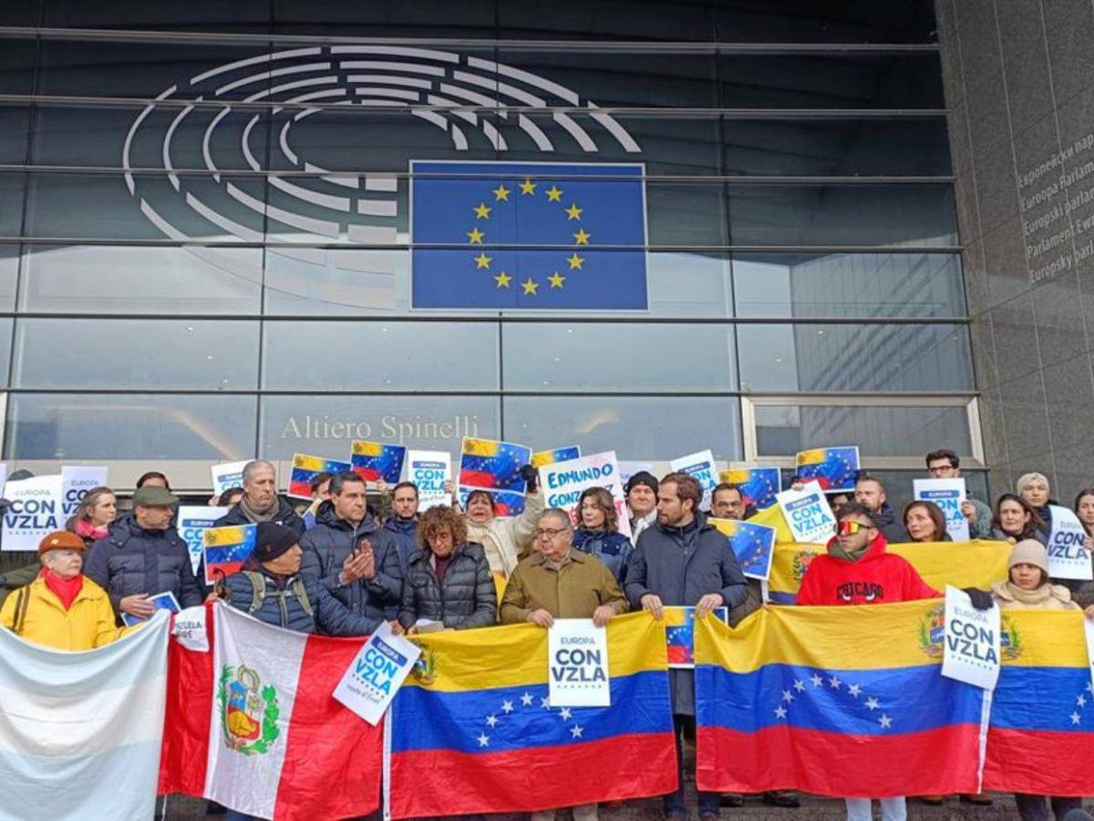 Lágrimas de impotencia y cadenas: venezolanos por el mundo protestan contra investidura de Maduro